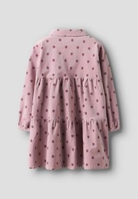 Rosa langärmliges Kleid mit einem gestuften Design. Es hat dunkelrosa Polka-Dots, einen kragenförmigen Ausschnitt und elastische Ärmelbündchen. Weiche Stofftextur.