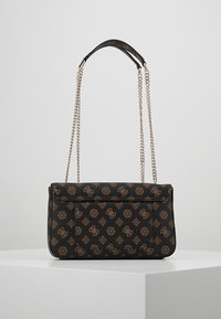 Sac à main noir avec un motif marron, doté d'une bandoulière en chaîne, d'une surface texturée et d'une poche avant pour plus de détails.