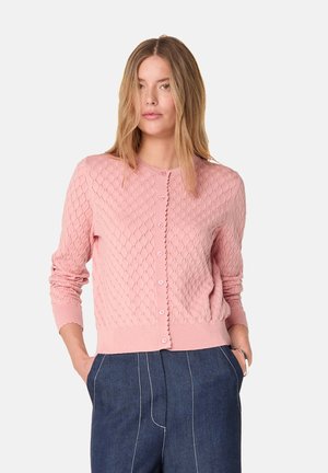 Roze cardigan met diamantstructuur, ronde halslijn, knoopsluiting en geribbelde zoom. Lange mouwen en zachte stof.