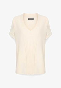 Blusa de manga corta color crema con escote en V y detalles plisados verticales en la parte delantera y en las mangas.