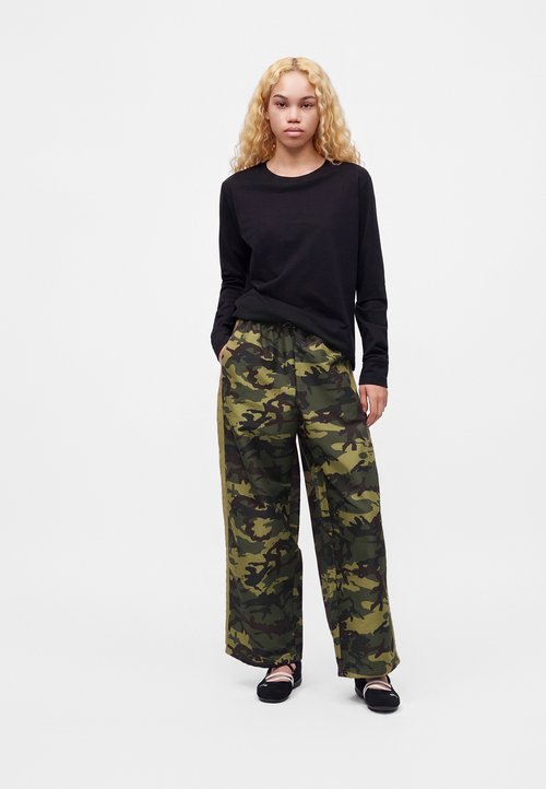 PUMA STREET GLAM RELAXED CAMO PANTS - Tracksuit bottoms - dark green/brown — photo 2
