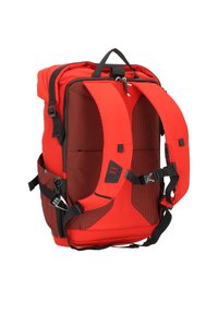 Zaino rosso con fronte in rete imbottita e spallacci regolabili. Dotato di tasche laterali e accessori per il fissaggio. Design in tessuto resistente.