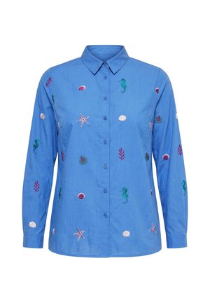 Niebieska koszula z długim rękawem, zapinana na guziki z kołnierzykiem, ozdobiona haftowanymi motywami morskimi, w tym konikami morskimi, rozgwiazdami, muszlami i gałązkami koralowca.
