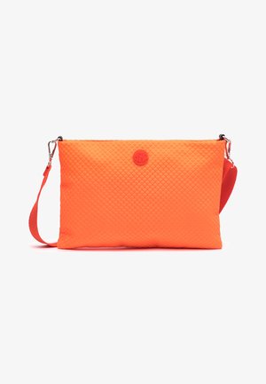 Fel oranje doorgestikte stoffen schoudertas met een ronde logo patch in het midden en verstelbare band met metalen gespen.