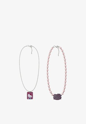 Due collane con ciondoli Hello Kitty: a sinistra catena d'argento con ciondolo rettangolare, a destra perline rosa con ciondolo a forma di gatto.