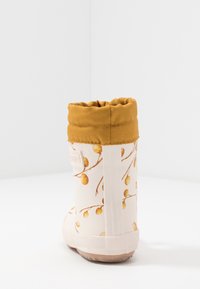 Białe kalosze z teksturowaną gumową podeszwą, z kolorową kołnierzem w odcieniu musztardowym i kwiatowym wzorem z żółtych jagód na beżowym tle.