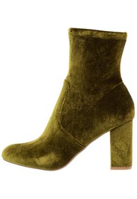 Bottine en velours vert olive avec un talon bloc et un embout arrondi, texture lisse et détails des panneaux latéraux.