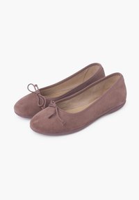 Ballerine in suede di colore malva, punta rotonda, decorazione a fiocco sulla parte anteriore e suola piatta in gomma. L'interno presenta un rivestimento morbido.