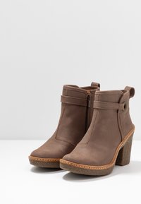 El Naturalista Botines de tacón - taupe
