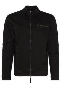 Veste zippée noire en denim, avec des accents côtelés sur les manches, un col montant et une poche zippée à l'avant. Texture lisse et design ajusté.