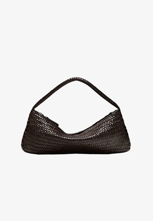 Petit sac à main en cuir tressé marron foncé avec une seule sangle courte et une fermeture éclair.