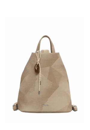 Beżowy plecak o fakturowanej powierzchni z górnym uchwytem, regulowanymi paskami na ramiona, zaciąganym zamknięciem ze zdobionym kamieniem i małym metalowym logo marki.