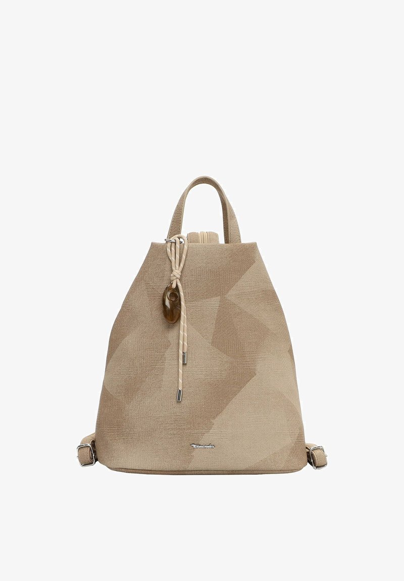 Beige teksturoitu reppu, jossa on yläkahva, säädettävät olkahihnat, nyörikiristys koristetulla kivellä ja pieni metallinen merkin logo.