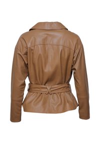 Braune Lederjacke mit einem taillierten Bund, eingefasstem Kragen und leicht ausgestelltem Rücken. Glatte Textur mit passgenauem Schnitt und Nahtdetails.