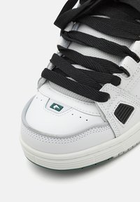 Globe SABRE - Trainers - white/green