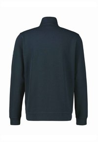 Marineblauwe pullover sweatshirt met een hoge kraag, geribbelde manchetten en zoom; textuurstof; geen zichtbare patronen of hardware.