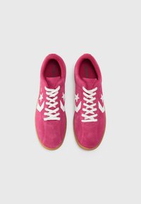 Sneaker in suede rosa con dettagli a forma di stella bianchi e lacci bianchi. Presentano una suola in gomma e una linguetta imbottita. Progettate per un uso casual.