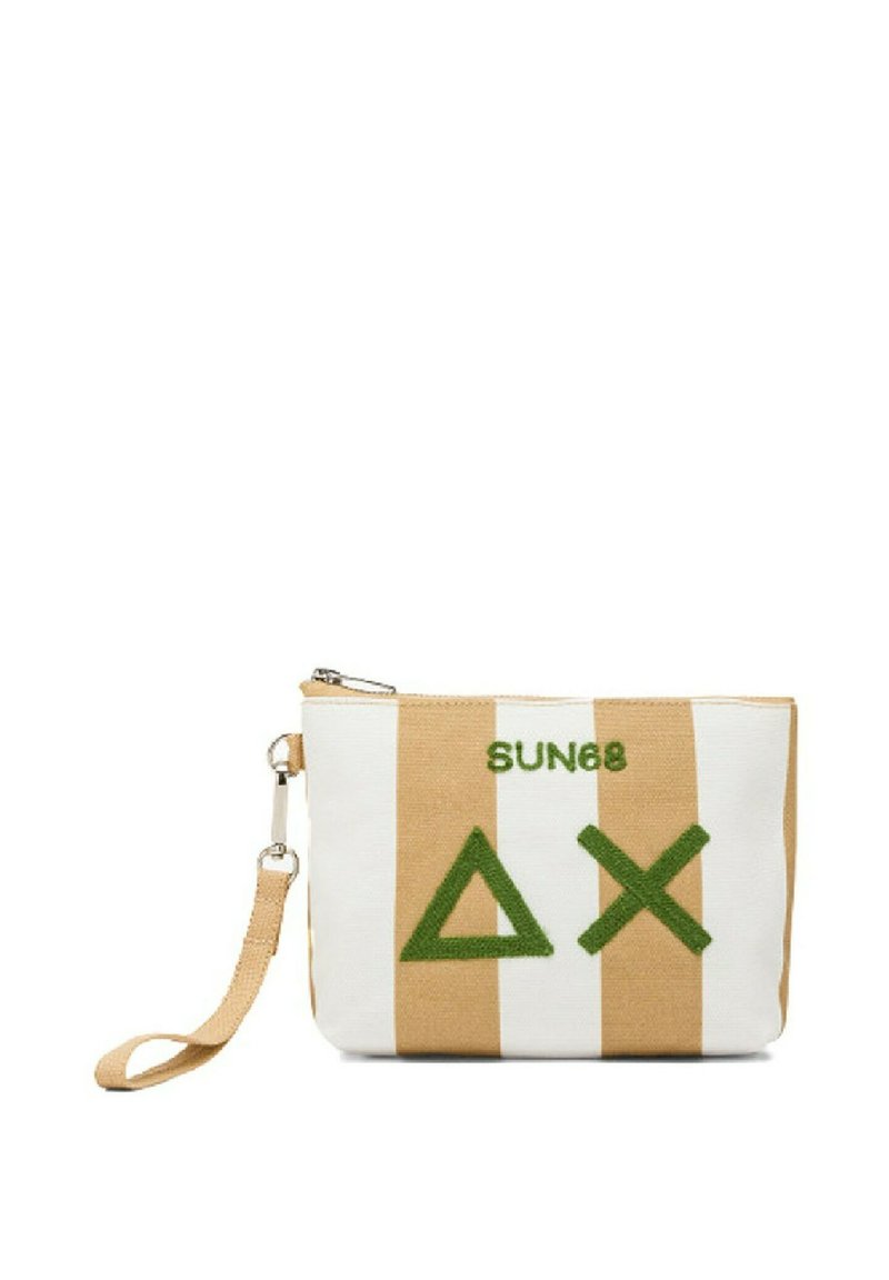 Borsa a pochette in canvas con design a strisce beige e bianche, caratterizzata da testo e forme ricamate in verde. Include una tracolla e chiusura con zip.