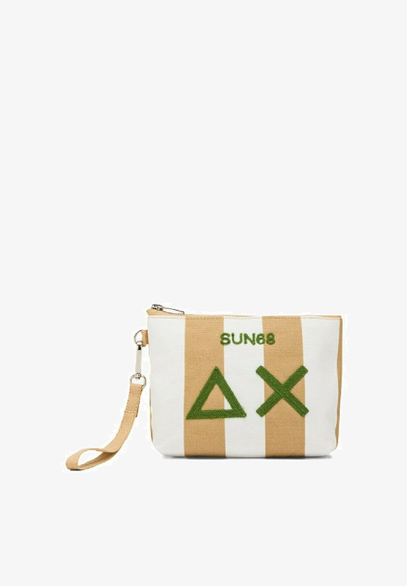 Borsa a pochette in canvas con design a strisce beige e bianche, caratterizzata da testo e forme ricamate in verde. Include una tracolla e chiusura con zip.