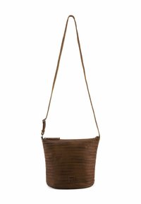 Borsa a spalla in pelle marrone con un design a strisce testurizzato, chiusura con zip e una tracolla regolabile per versatilità.