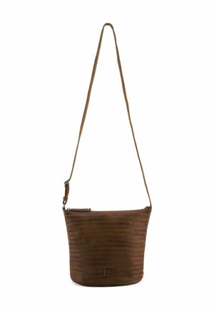 Borsa a spalla in pelle marrone con un design a strisce testurizzato, chiusura con zip e una tracolla regolabile per versatilità.