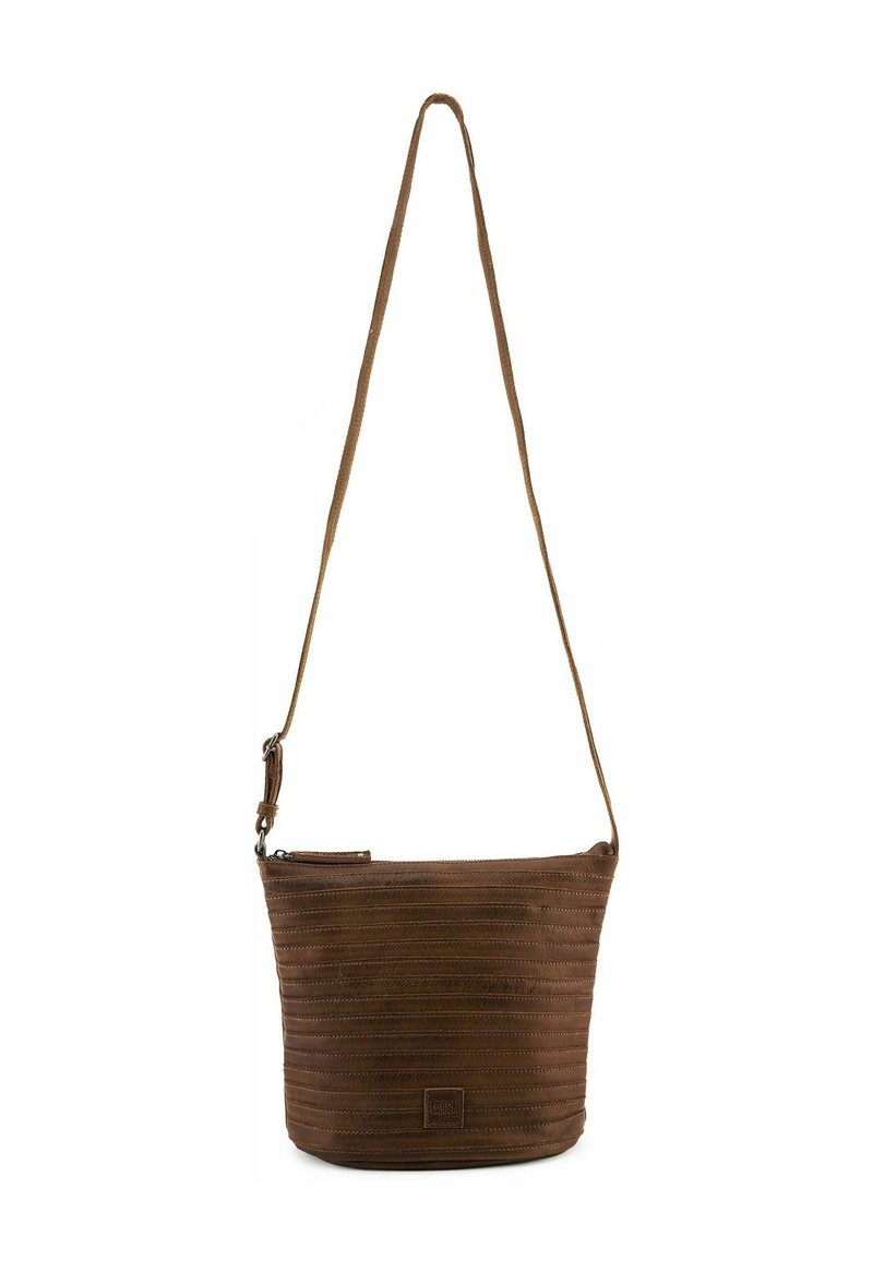 Borsa a spalla in pelle marrone con un design a strisce testurizzato, chiusura con zip e una tracolla regolabile per versatilità.
