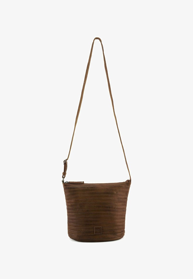 Bolso de hombro de piel marrón con un diseño texturizado a rayas, cierre de cremallera y una correa ajustable para mayor versatilidad.