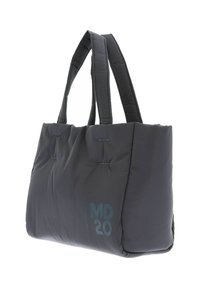 Sac fourre-tout matelassé gris avec deux poignées allongées, affichant un logo subtil à l'avant et une texture lisse et matelassée.