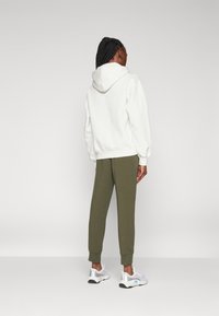 Champion ICONS CUFF PANTS LARGE LOGO - Spodnji deli trenirk - dark green