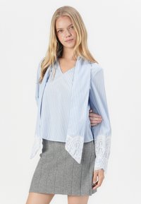 Object OBJALI  - Blouse - brunnera blue/white