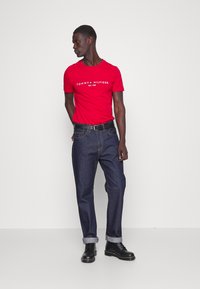 Tommy Hilfiger TOMMY LOGO TEE - T-shirt estampada - blazer red