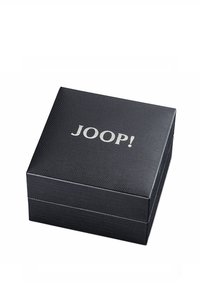 Schwarze, strukturierte Geschenkbox mit glatter Oberseite, auf der das silberne Logo "JOOP!" hervorhebt. Quadratische Form, klare Kanten.