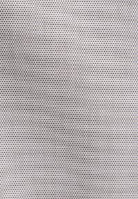 Rangées répétées de petites perforations circulaires grises, uniformément espacées, sur une surface plate gris clair, formant un motif de grille uniforme.