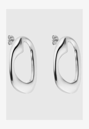 Orecchini in metallo silver con un design organico a loop aperto, caratterizzati da una superficie lucida e una semplice chiusura a perno per un indossamento sicuro.