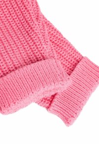 Gants en tricot roses avec un motif texturé et des poignets côtelés pour plus de chaleur et de confort. Le matériau semble doux et épais.