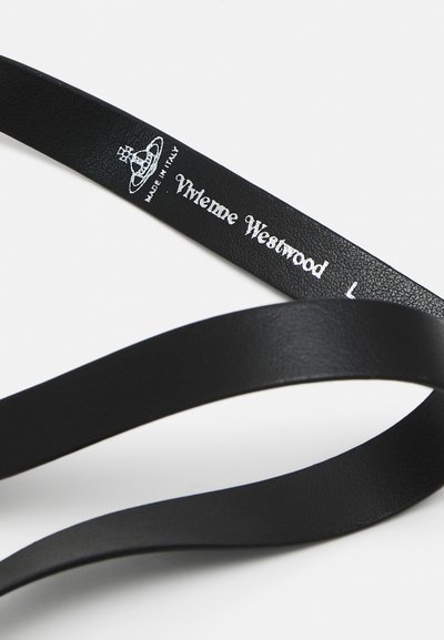 Μαύρος δερμάτινος ιμάντας με λεία υφή, που διαθέτει λευκό εκτυπωμένο κείμενο και λογότυπο. Η ετικέτα γράφει "Vivienne Westwood" και "Made in Italy".