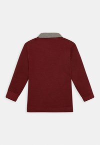 Camicia a maniche lunghe in cotone rosso scuro, con colletto grigio. Design semplice con taglio dritto e senza motivi o accenti visibili.