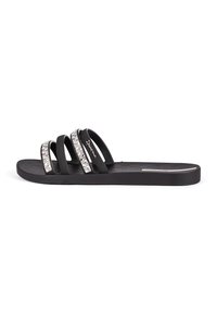 Schwarze Riemchensandalen mit drei breiten Riemen, verziert mit klaren Strasssteinen. Texturiertes Fußbett, Slip-On-Design und flache Sohlen.