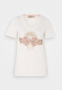 Hvit t-skjorte med korte ermer, rund hals, prydet med et design av en sol og vinger i rosa og metalliske detaljer, laget av myk stoff.