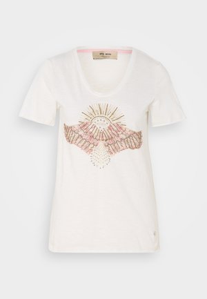 Biała koszulka z krótkim rękawem z okrągłym dekoltem, zdobiona wzorem słońca i skrzydeł w różowych i metalicznych akcentach, wykonana z miękkiego materiału.
