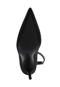 Escarpin noir en daim avec un bout pointu et une bride de cheville ajustable ornée de petits clous en argent. Semelle en caoutchouc texturé.