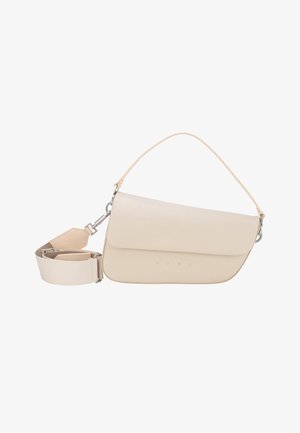 Beige Lederschultertasche mit Klappverschluss und abnehmbarem breitem Stoffriemen, minimalistisches Design, eingeprägter Markenname auf der Vorderseite.