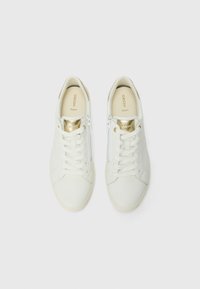 Sneaker in pelle bianca con una texture liscia, caratterizzate da accenti dorati sui passanti dei lacci e una chiusura con zip laterale.