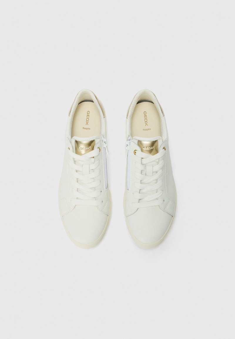 Weiße Leder-Sneaker mit glatter Oberfläche, die goldene Akzente an den Ösen und einen Reißverschluss an der Seite aufweisen.