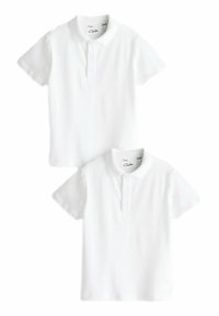 Polo shirts blancs à manches courtes en coton lisse. Dotés d'un col classique, d'une patte de boutonnage à trois boutons et d'une conception d'épaule sans couture.
