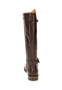 Bota de cuero marrón hasta la rodilla con un acabado suave, cremallera trasera y detalle de correa en el tobillo, que cuenta con un tacón bajo y apilado.