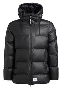 Schwarze Puffy-Jacke mit hohem Kragen, Frontreißverschluss, Kordelzugkapuze, gestepptem Design und Seitentaschen. Das Material wirkt glänzend und synthetisch.