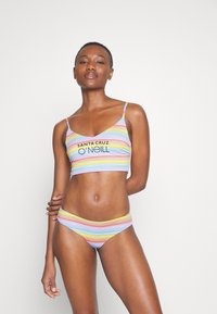 Set bikini con strisce arcobaleno composto da un top corto senza maniche con logo e slip a vita bassa, realizzato in tessuto morbido ed elasticizzato.