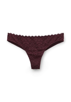 Bordeauxrode kanten string met geschulpte randen en bloemenpatroon, plat neergelegd op een witte achtergrond. Geen mensen of andere objecten zichtbaar.