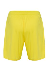 Gula sportshorts gjorda av lättviktsmaterial, med resårmidja och slät yta, utan synliga logotyper eller mönster.